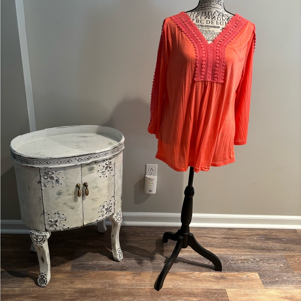 Like new by design medium coral blouse with lace trim and sleeves